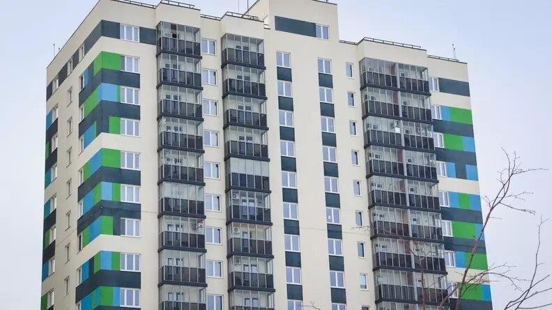    По итогам 2023 года в Тюменской области введут в эксплуатацию более 2,7 квадратных метров жилья. Об этом на заседании регионального правительства доложил вице-губернатора Андрей Пантелеев.