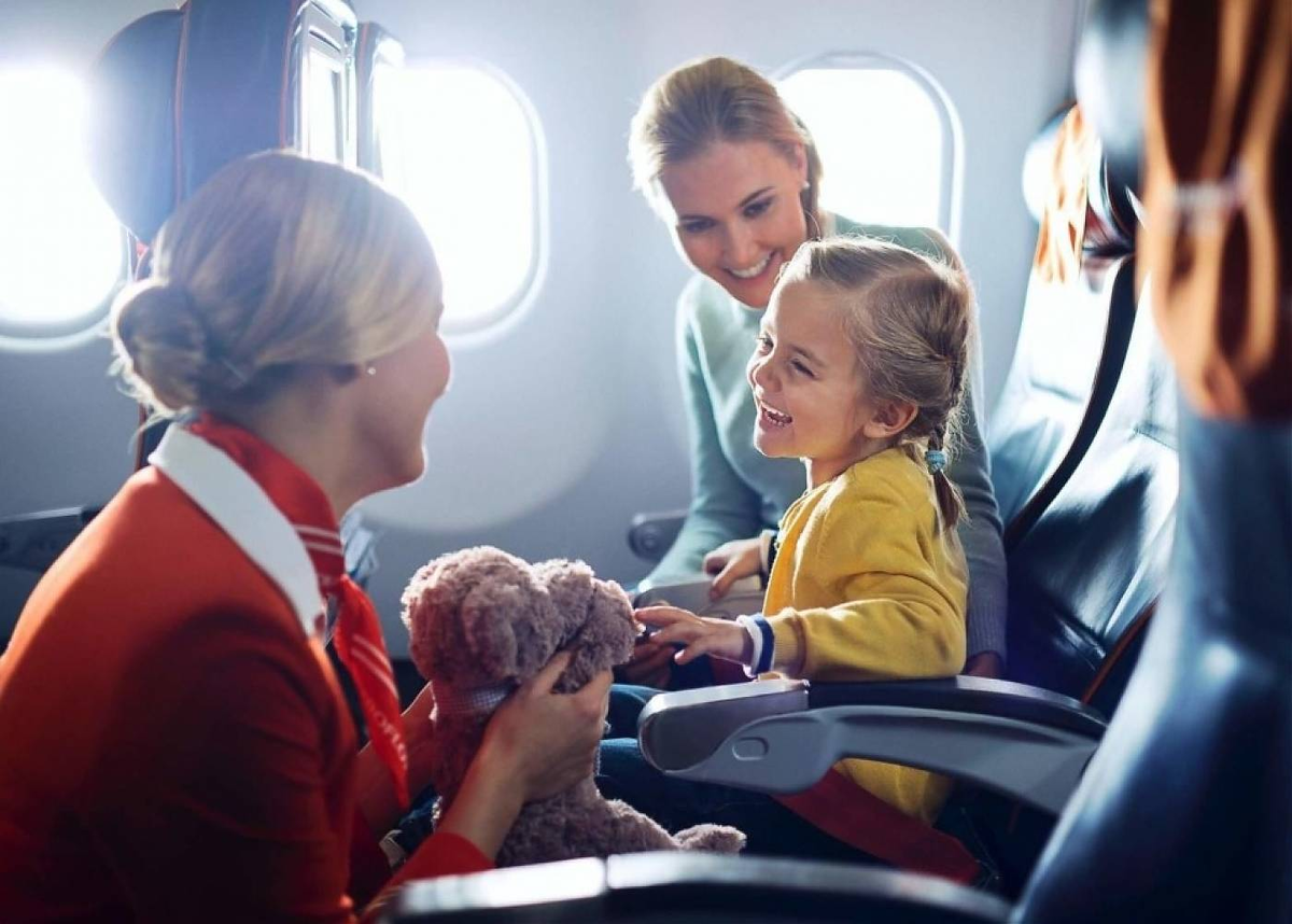 Ребенок на самолете с бабушкой