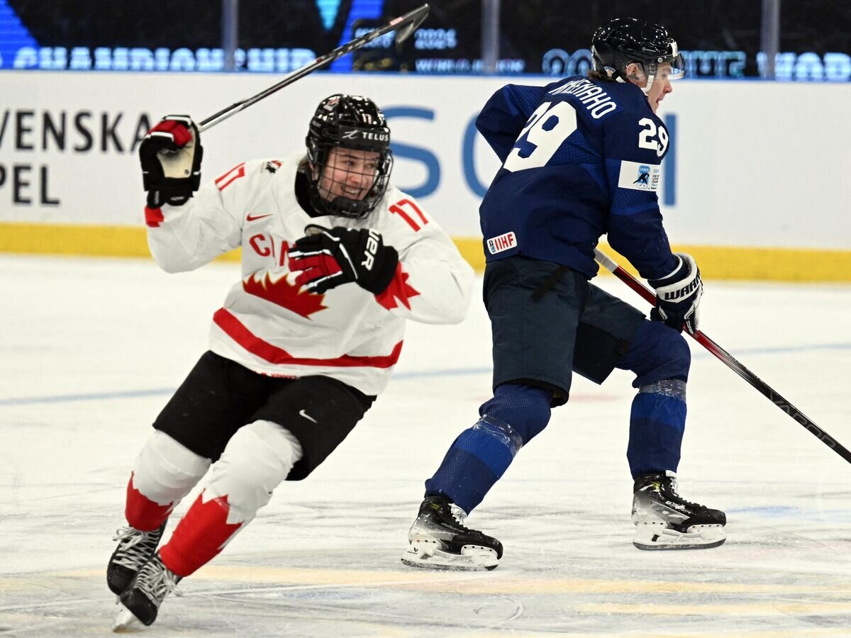    Хоккеист молодежной сборной Канады Маклин Селебрини© AFP 2023 / BJORN LARSSON ROSVALL