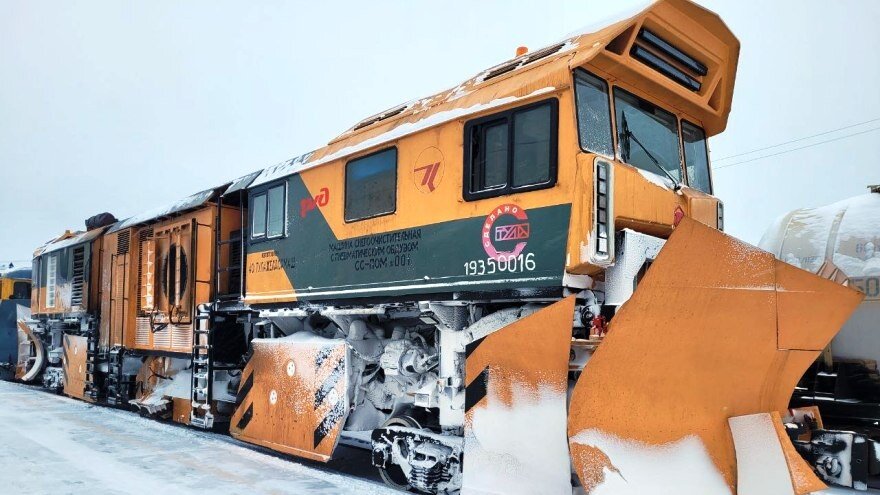    Снегоуборочная машина повышенной мощности чистит железнодорожные пути под Сургутом