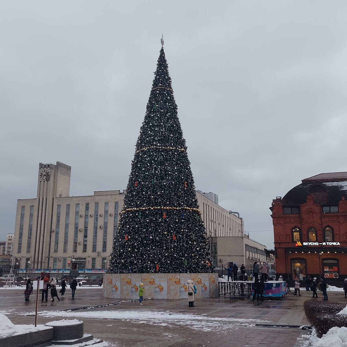 И место красивое, и елка красивая