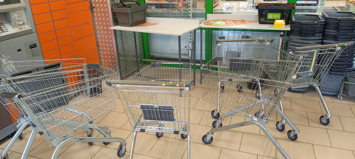 Типичный пример того как покупатели оставляют после себя тележки
