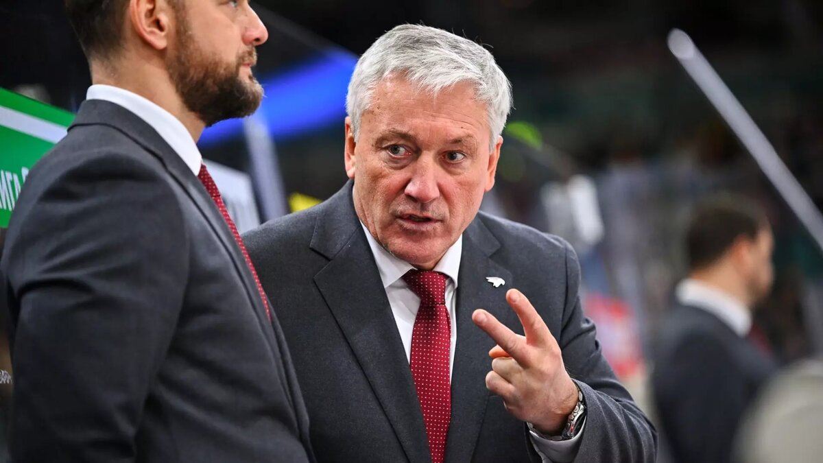     Михаил Кравец поблагодарил всех полевых игроков и отдельно отметил работу вратаря.