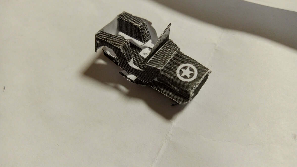 Модель из бумаги Jeep Willys в масштабе 1:100. Личное фото.