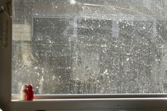  Мытье окон – трудоемкое и опасное дело, которое приходится делать хотя бы дважды в год. Чтобы результат от затраченных усилий радовал дольше, чем несколько дней, обсудим как правильно мыть окна.-2