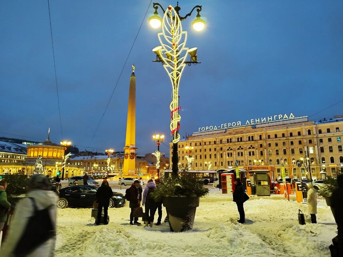 У Московского вокзала в Петербурге. Фото И. Туманова