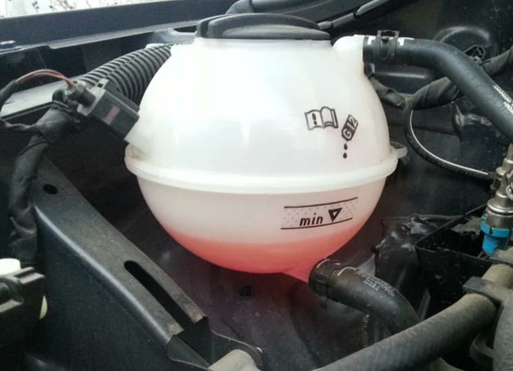 4. Охлаждающая жидкость мазда 6 уровень в бачке антифриза. Расширительный бак ваз 2114. Поднимается уровень антифриза в расширительном. Бачок антифриза сааб 9-3.