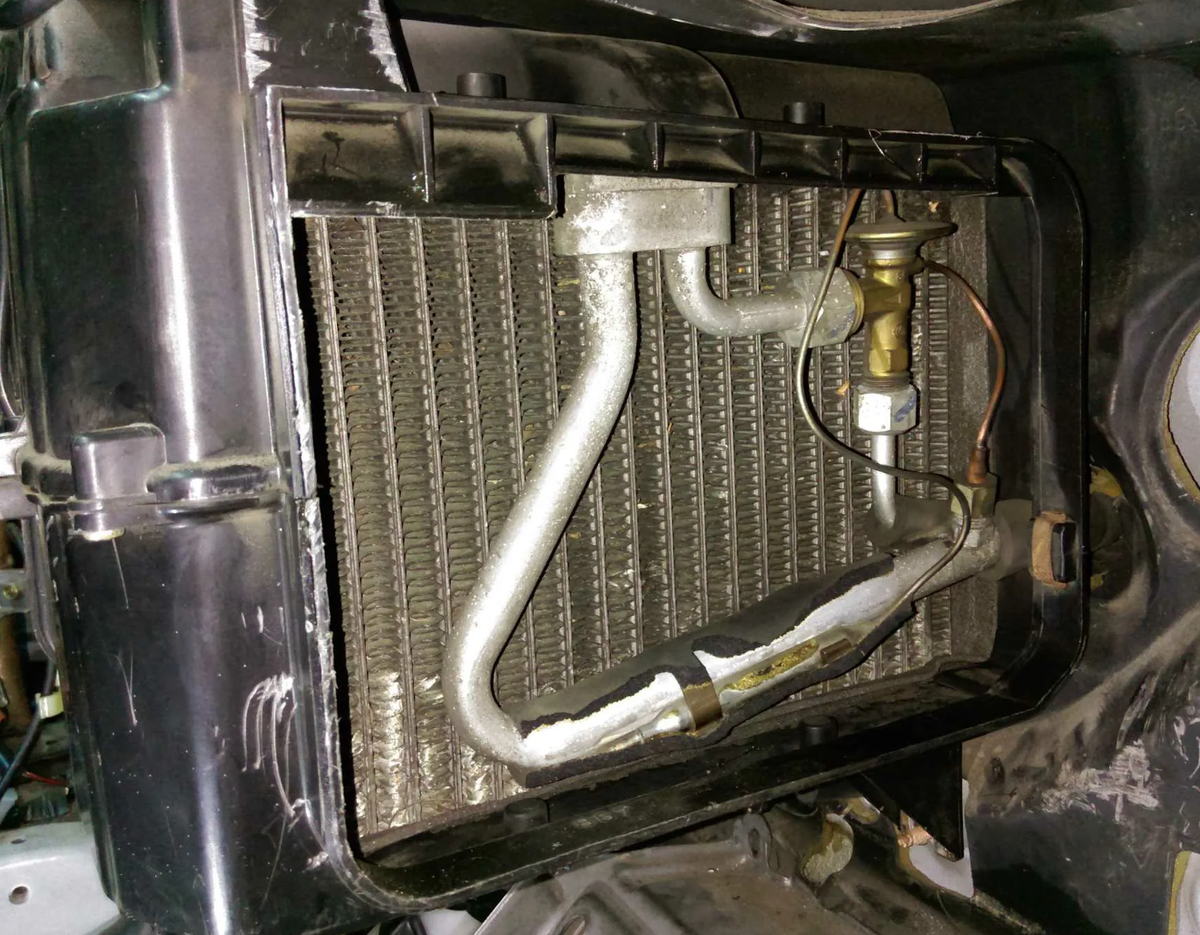 Причины почему греет печка. Радиатор отопителя кабины КАМАЗ 6520. Радиатор печки Ровер 600. Радиатор печки Ровер 620 си. Отопитель испаритель МТЗ 82.