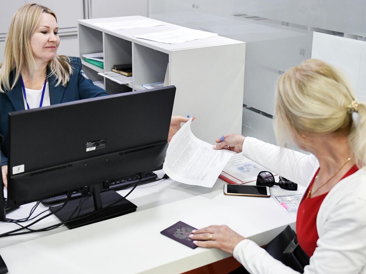    Сотрудница инспекции Федеральной налоговой службы© РИА Новости / Константин Михальчевский