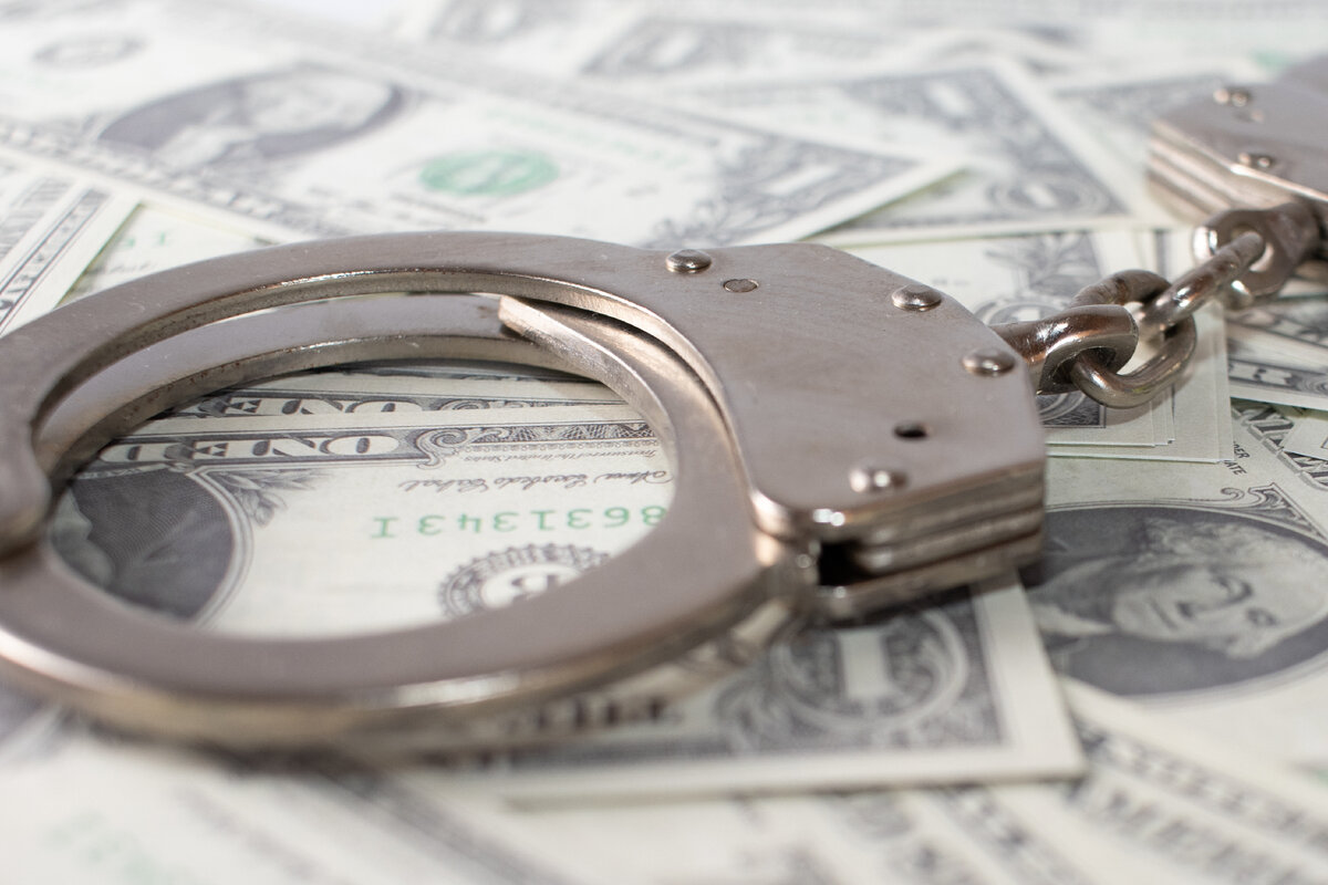 <a href="https://ru.freepik.com/free-photo/closeup-view-of-metal-handcuffs-and-dollars_10612918.htm#query=%D0%B0%D1%80%D0%B5%D1%81%D1%82%20%D1%81%D1%87%D0%B5%D1%82%D0%B0&position=5&from_view=search&track=ais&uuid=5a200a01-6dc4-4d3b-945d-720c9df92a4f">Изображение от wirestock</a> на Freepik