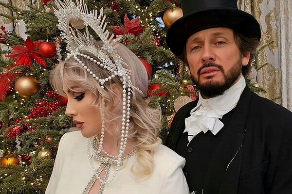 «Как настоящий аристократ!» - Стас Михайлов в шляпе-цилиндр на новогодние праздники с женой - ФОТО эксклюзив