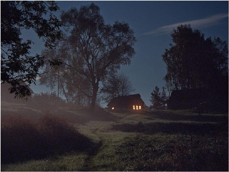 Поздний вечер в деревне. Тихий вечер в деревне. Деревенский дом ночью. Ночь в деревне. Старые видят далеко