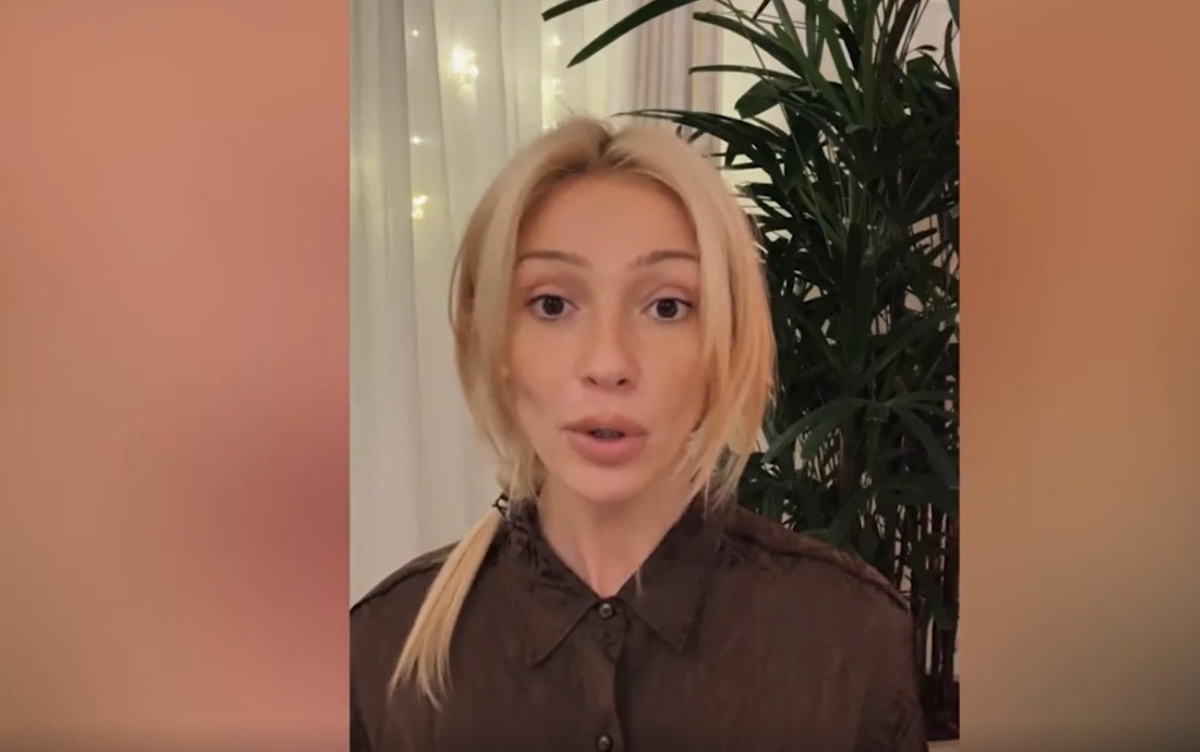 Кадр из ролика, где Анастасия Ивлеева извиняется за организованную ею вечеринку.