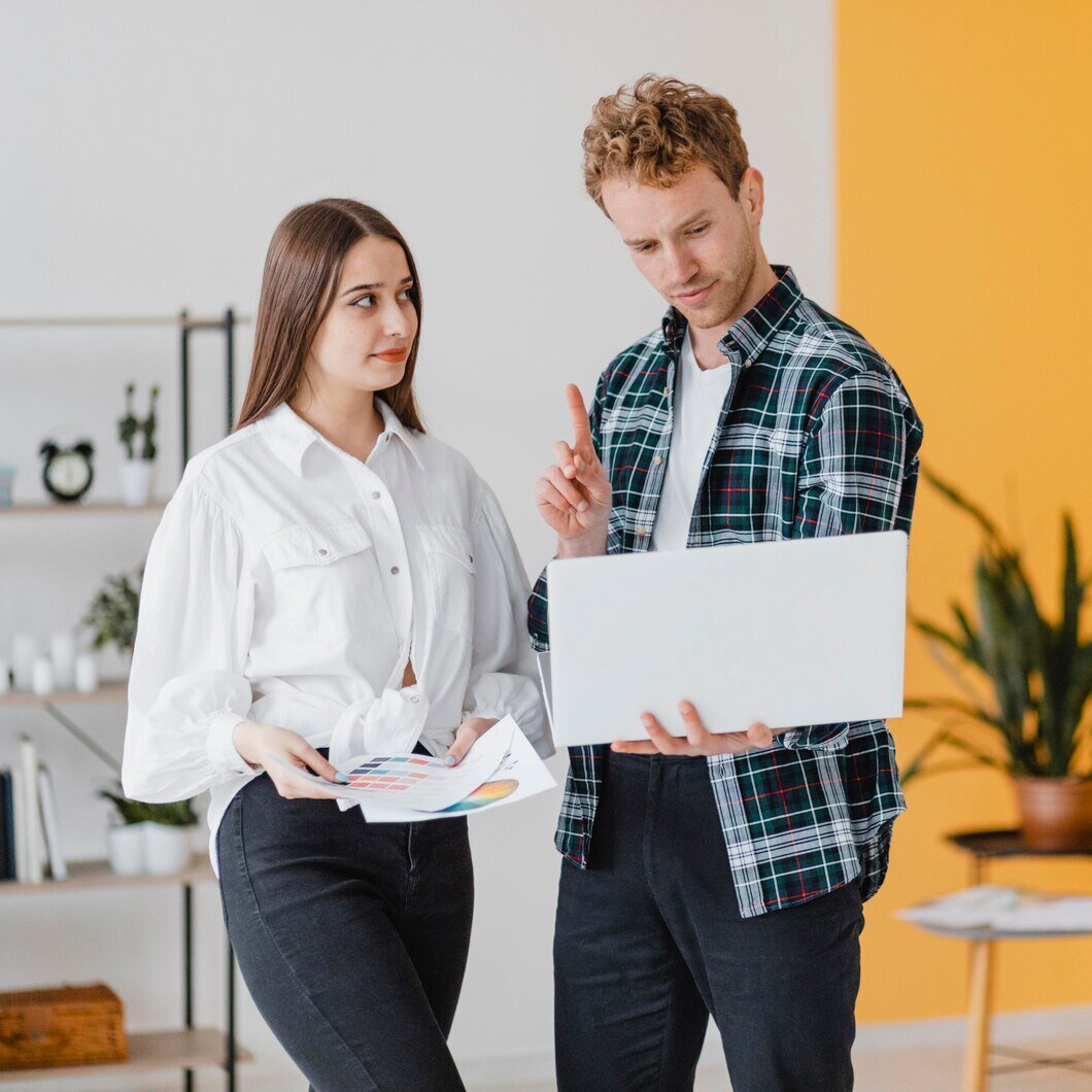Источник: https://www.freepik.com/free-photo/front-view-couple-planning-together-redecorate-house_12061785.htm#query=Подростки%20предприниматели&position=13&from_view=search&track=ais&uuid=59b74d58-7e25-4bbf-940b-491f51167ed0