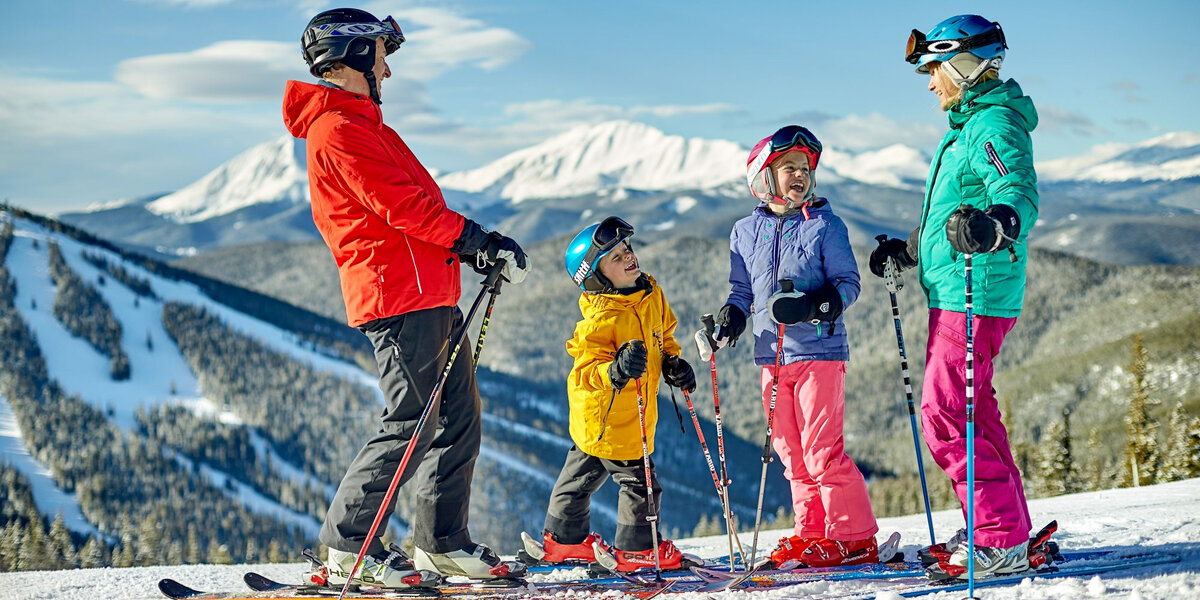 Горнолыжный курорт семейный. Дети горнолыжники. Семья на лыжах. Прогулка на снегоступах.
