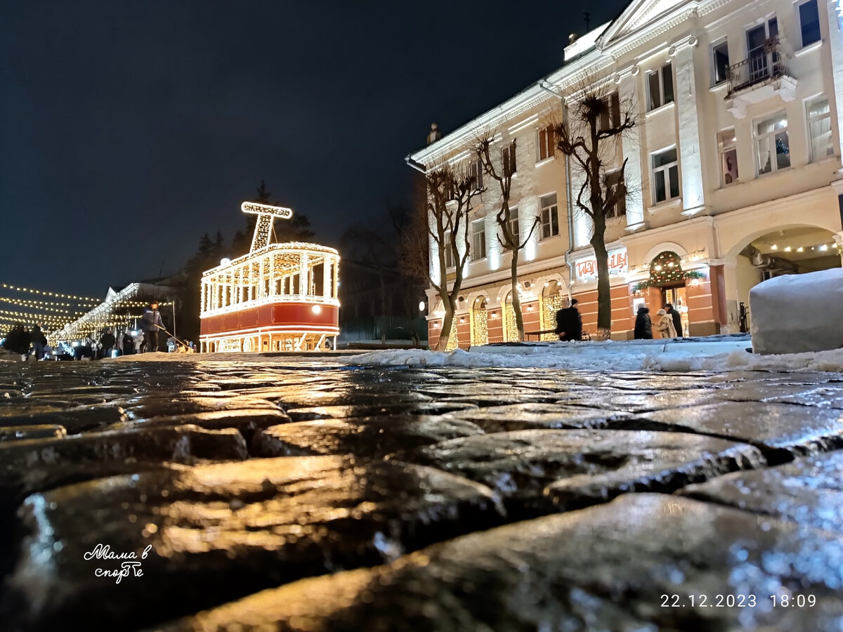 Нам нравится смотреть новогодние преображения разных городов, но как-то так вышло, что своему городу мы уделяли мало внимания, ведь всегда кажется, что дома-то всё уже видел и вообще всегда успеется.-2