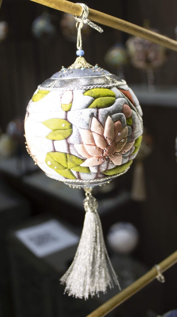 Помните, я приносила фото с выставки «Искусство куклы», и там среди прочих были текстильные шары, которые мне особенно понравились?-3