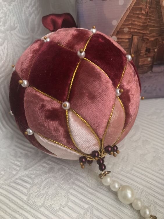 Помните, я приносила фото с выставки «Искусство куклы», и там среди прочих были текстильные шары, которые мне особенно понравились?-6