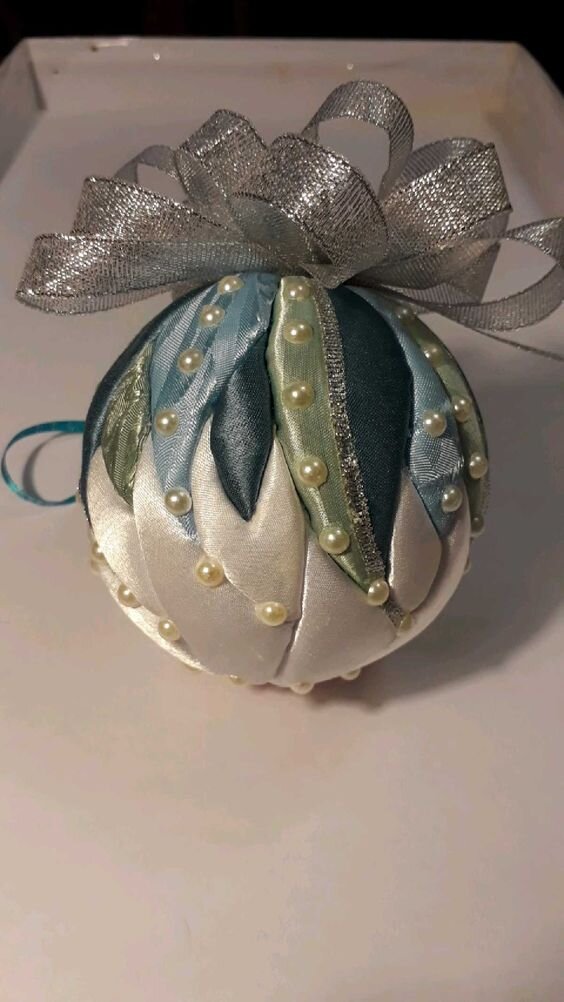 Помните, я приносила фото с выставки «Искусство куклы», и там среди прочих были текстильные шары, которые мне особенно понравились?-5