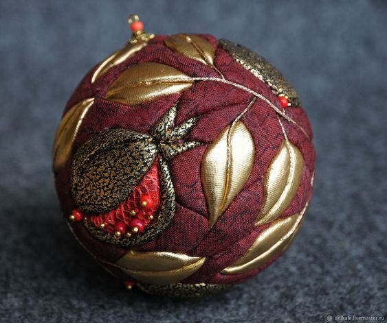 Помните, я приносила фото с выставки «Искусство куклы», и там среди прочих были текстильные шары, которые мне особенно понравились?-7