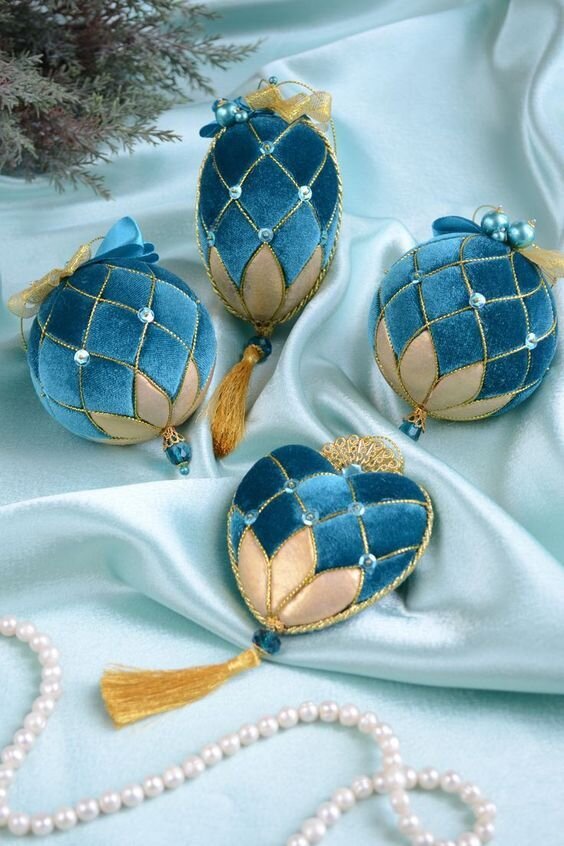 Помните, я приносила фото с выставки «Искусство куклы», и там среди прочих были текстильные шары, которые мне особенно понравились?-4