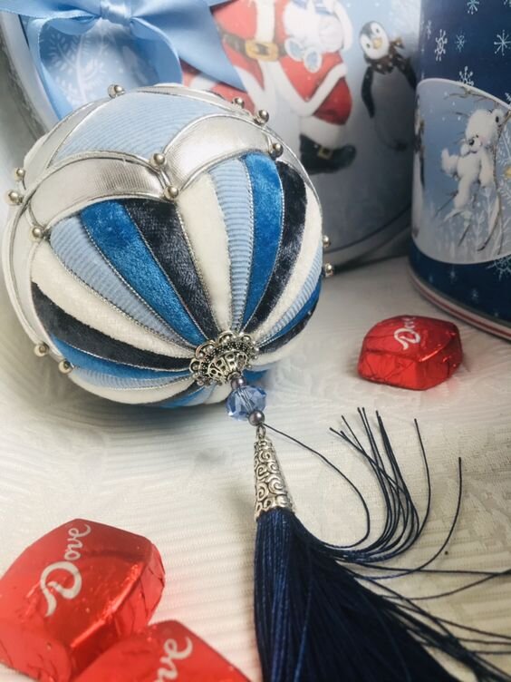 Помните, я приносила фото с выставки «Искусство куклы», и там среди прочих были текстильные шары, которые мне особенно понравились?-9