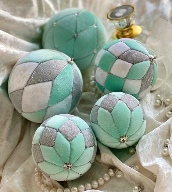 Помните, я приносила фото с выставки «Искусство куклы», и там среди прочих были текстильные шары, которые мне особенно понравились?-11