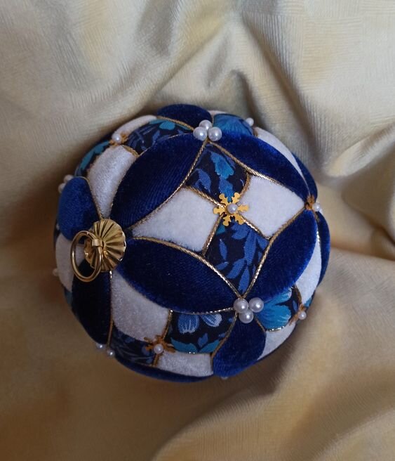 Помните, я приносила фото с выставки «Искусство куклы», и там среди прочих были текстильные шары, которые мне особенно понравились?-12