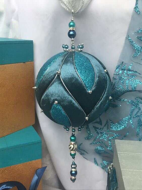 Помните, я приносила фото с выставки «Искусство куклы», и там среди прочих были текстильные шары, которые мне особенно понравились?-17