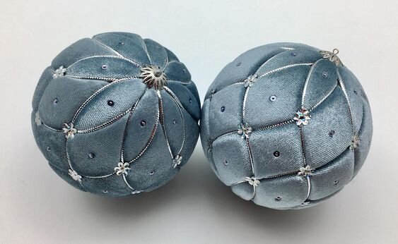 Помните, я приносила фото с выставки «Искусство куклы», и там среди прочих были текстильные шары, которые мне особенно понравились?-14