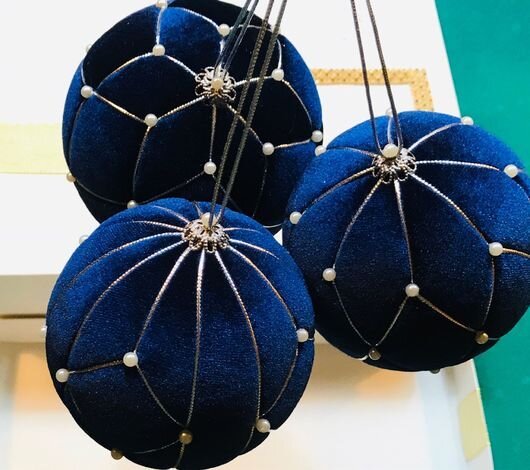 Помните, я приносила фото с выставки «Искусство куклы», и там среди прочих были текстильные шары, которые мне особенно понравились?-16