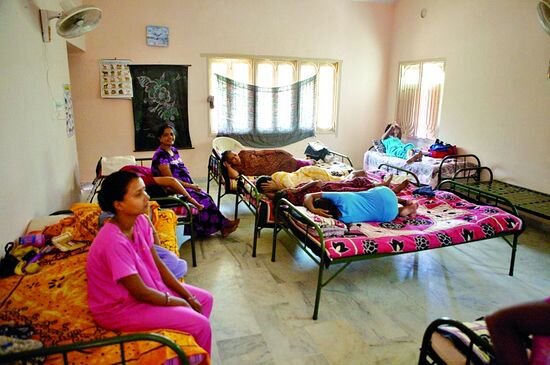 Палата суррогатных матерей в одной из клиник Индии