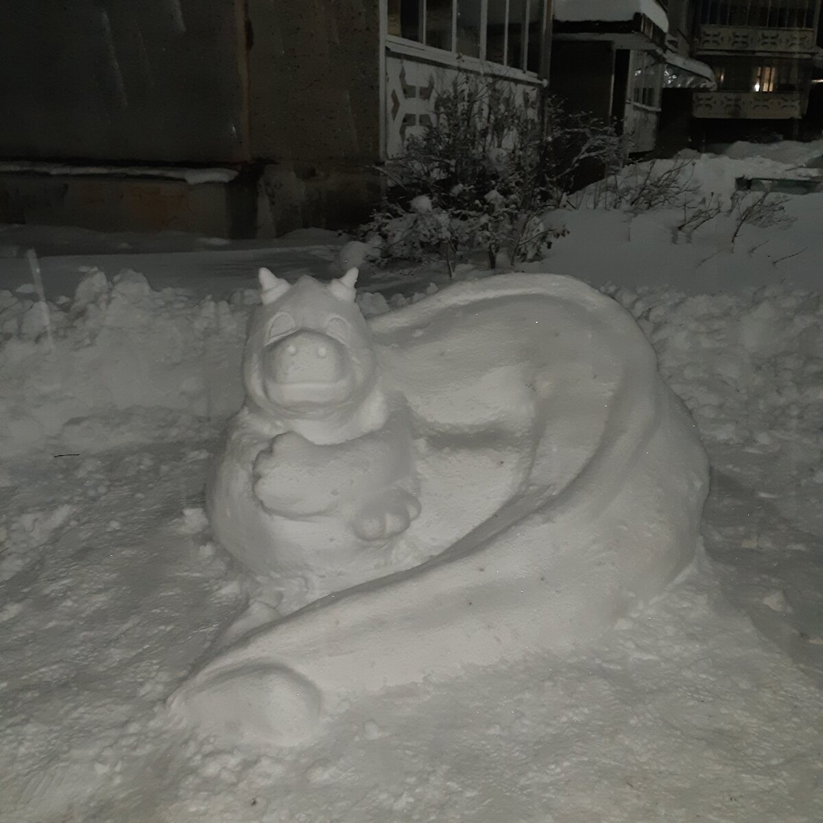    Многодетная семья из Карелии слепила дракона из снега Мария Дубова