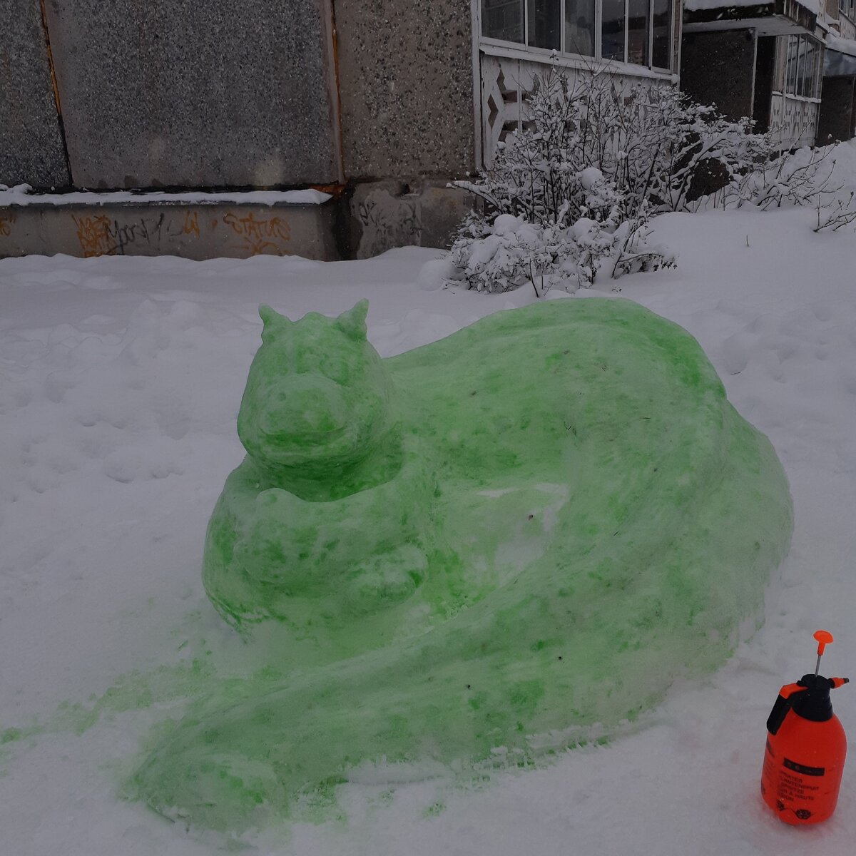 Многодетная семья из Карелии слепила дракона из снега Мария Дубова📷
