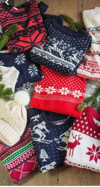 Свитера с оленями и снежинками