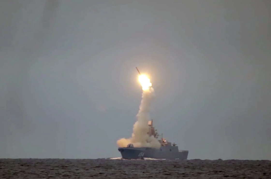 Запуск гиперзвуковой ракеты  с фрегата "Адмирал Горшков".Как всегда в истории этой ракеты - удачный.Кадры  МО РФ