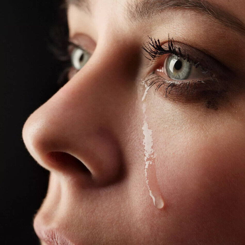 Что делать если сильно плачешь. Женщина плачет. Слезы. Девушка в слезах. Слёзы на щеках.