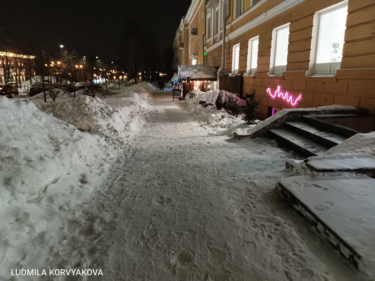    Голый лед под слоем снега поджидает жителей в центре ПетрозаводскаЧитатель "Фактор News"