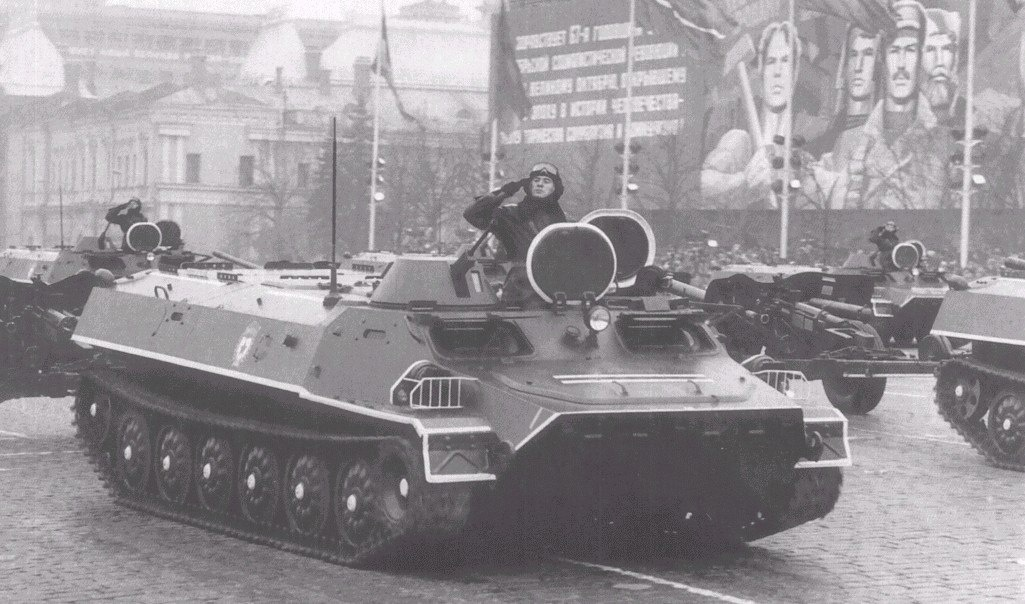 Классическая МТ-ЛБ на параде 1984 года