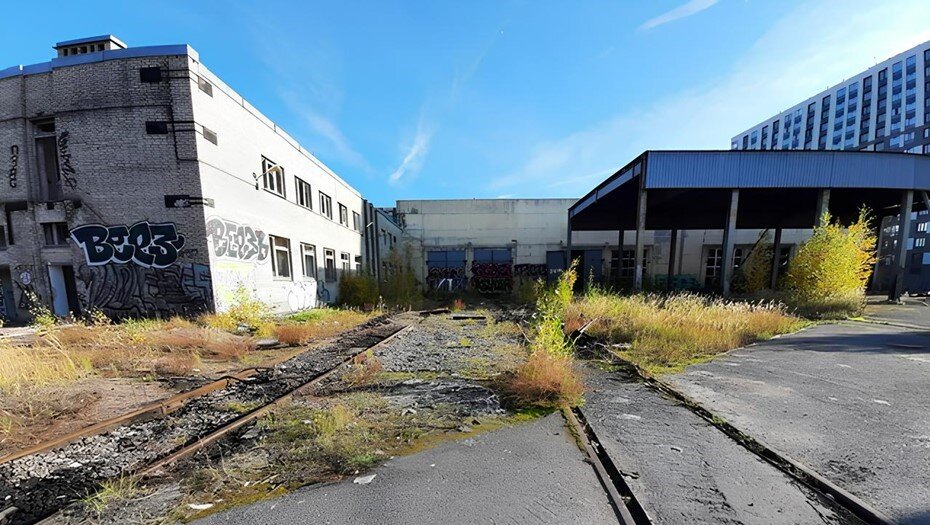    Имущественный комплекс бывшей базы по ремонту путевых и дорожных машин на Дальневосточном проспекте в Петербурге. Автор фото: РЖД
