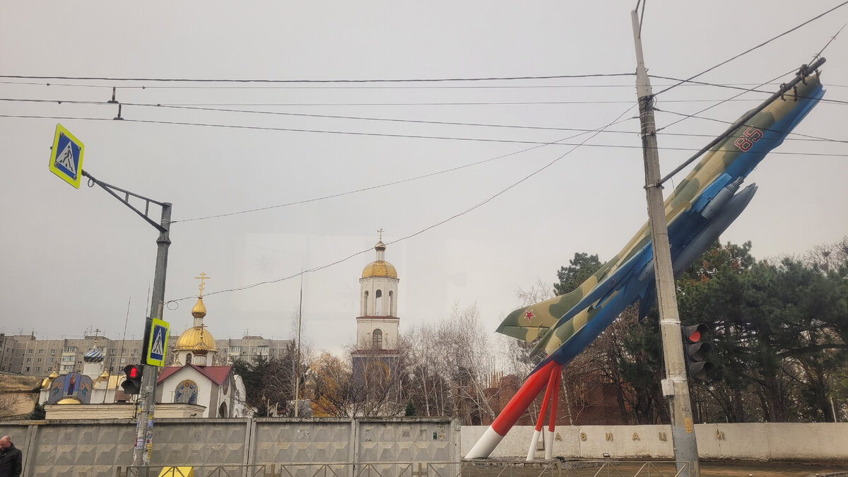 В Краснодаре. Марко удивился, что памятник военному самолету стоит прямо перед храмом