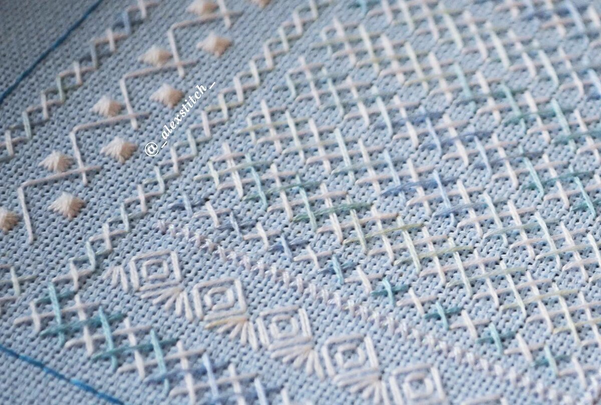 "Избушка изо льда"  ("Овечкины забавы"), этап процесса вышивки