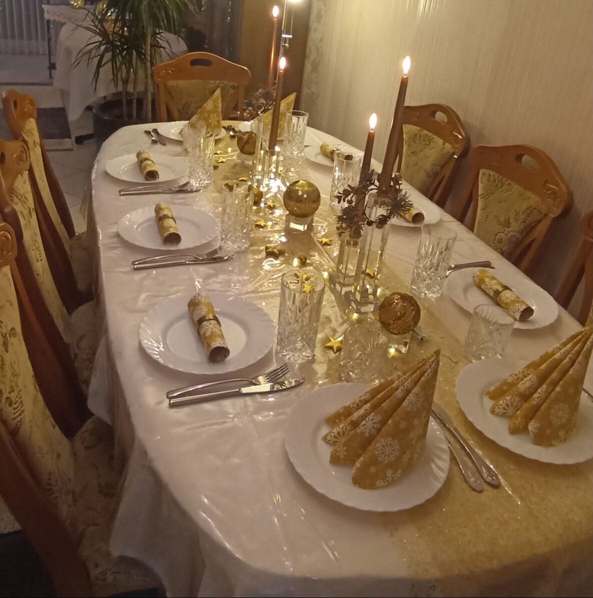 Один из вариантов.  Всё очень просто. Свечи, салфетки, шары и текстильная полоска по середине в один  цвет ( золотой ). Крёстная моя постаралась. 