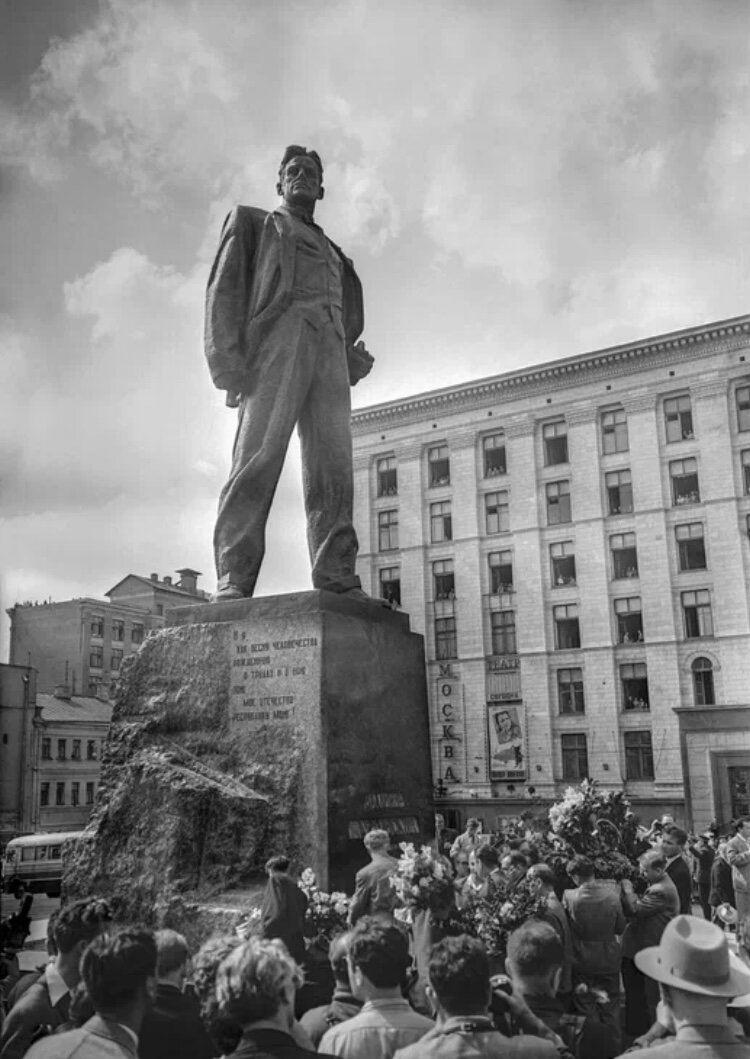 Памятник Маяковскому в Москве.