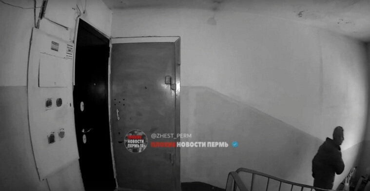    Мужчина вышел из подъезда, заметив камеру