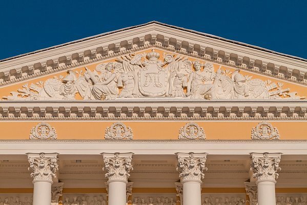 Михийловский театр, где элемент видно лучше