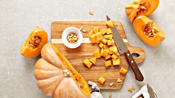 Тыкву режем кубиками