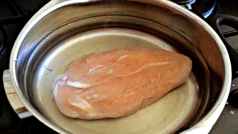 Куриное филе моем, опускаем в кастрюлю и отвариваем целым куском в небольшом количестве воды.