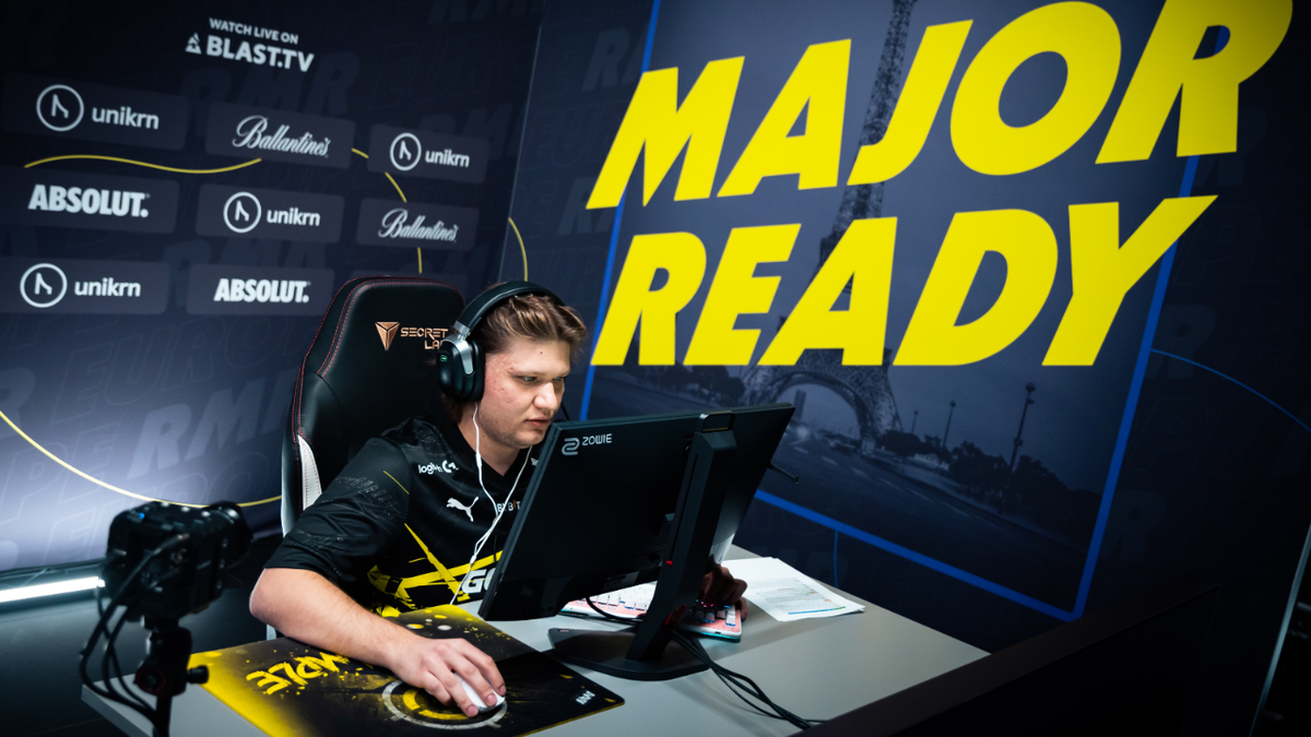     Александр s1mple Костылев