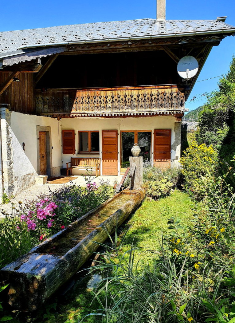 Вид нашего шале летом 
Источник: https://www.airbnb.co.uk/